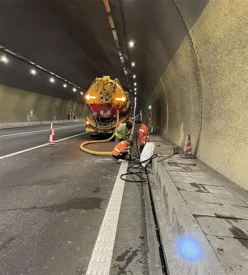 马边隧道排水渠清淤